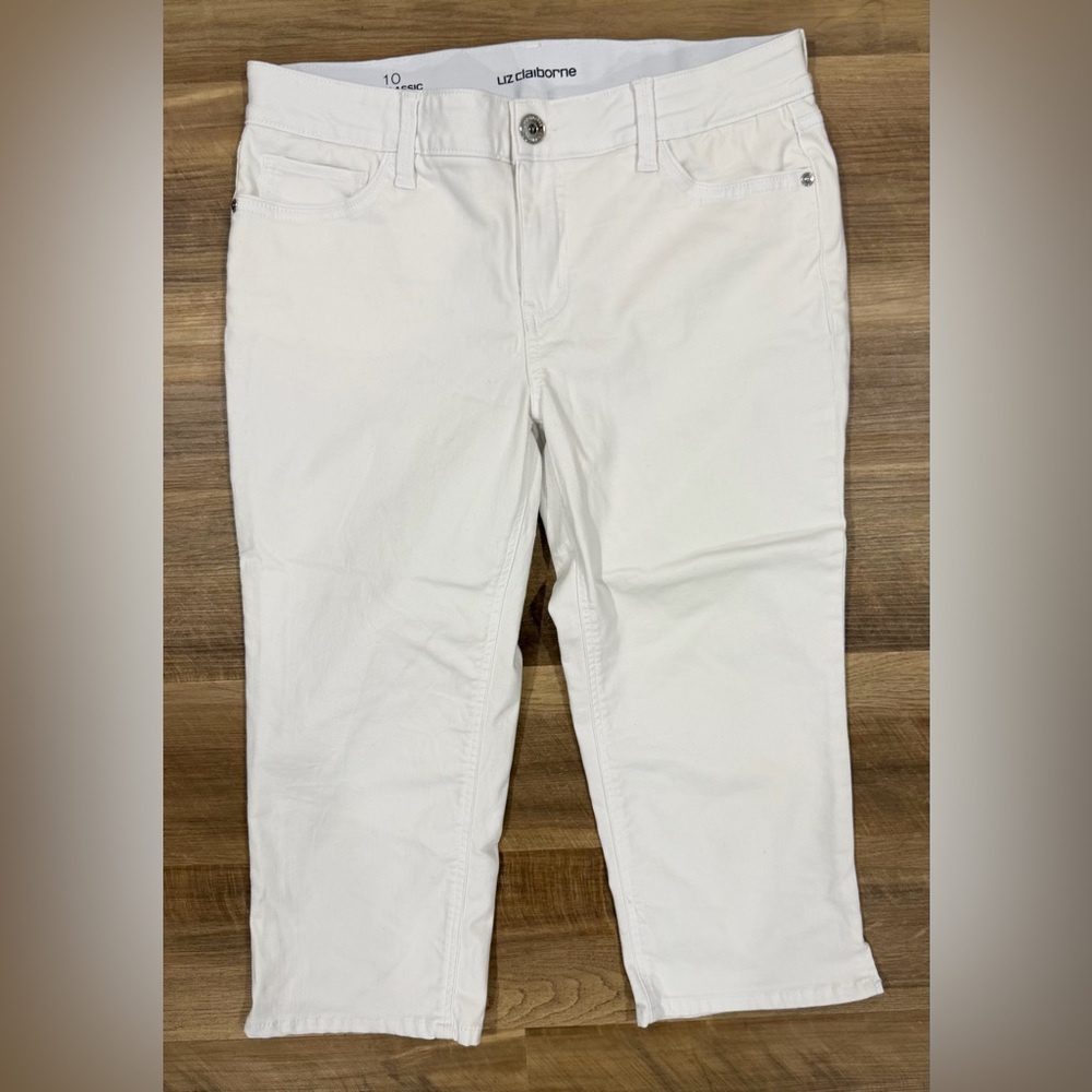 Classic Women's Straight Leg White Capri Jeans